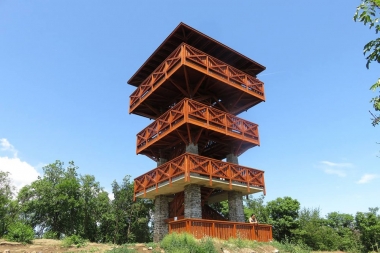 Смотровая вышка «Сторожевая башня» („Őrtorony” kilátó) в Тихани